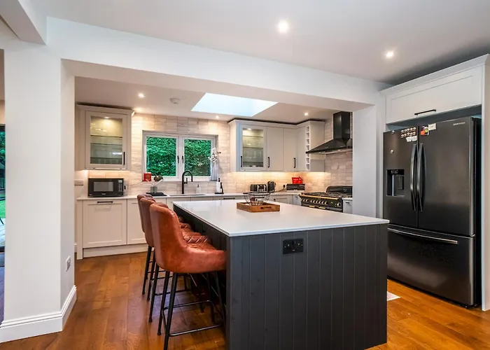 Spacious 5-bed With Garden Parking - Pass The Keys *