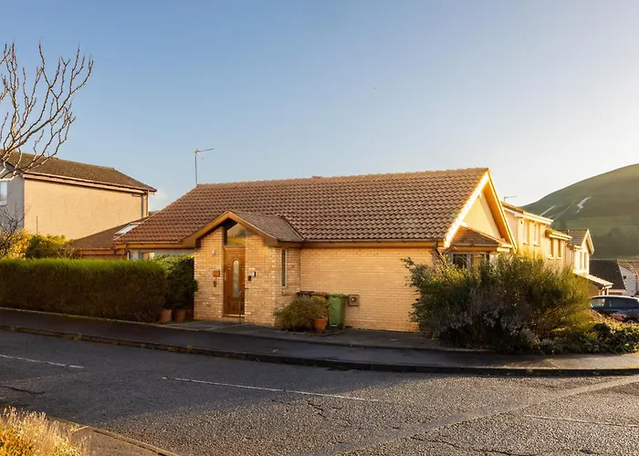 Bright, Spacious House بيت للعطل