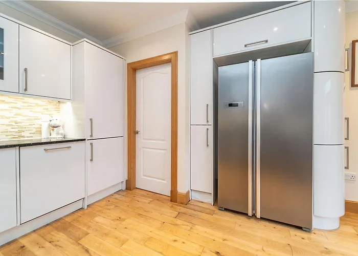 Family Friendly 3br Townhouse With 6 Beds And Parking