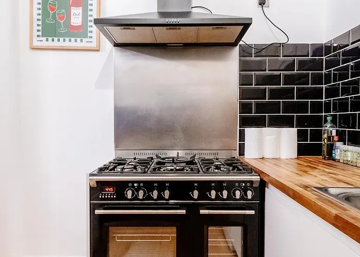 Monty's - 10 Guests 7 Beds Centre