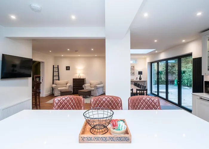 בית נופש Spacious 5-bed With Garden Parking - Pass The Keys