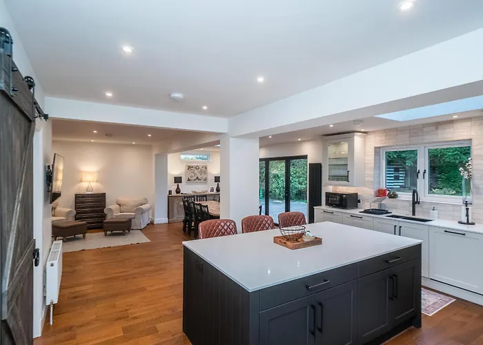 Spacious 5-bed With Garden Parking - Pass The Keys * Эдинбург