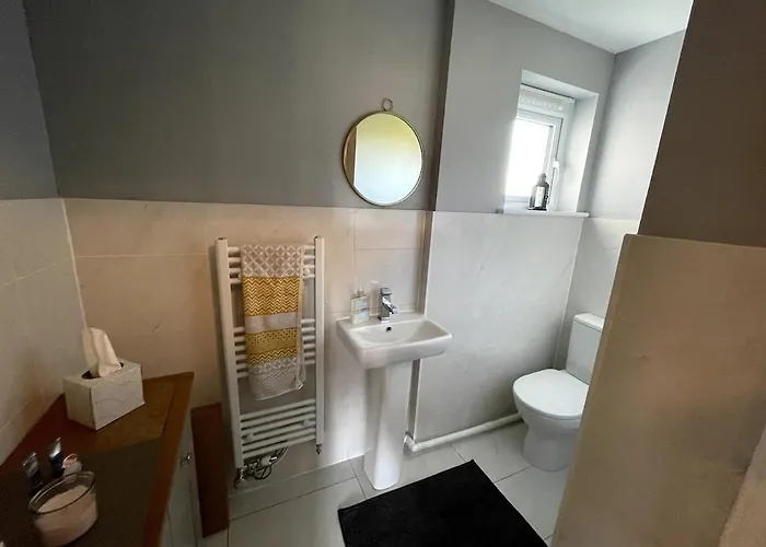 Entire 3 Bedroom House In Suburban Area Semesterbostad