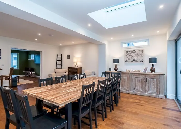 Spacious 5-bed With Garden Parking - Pass The Keys Feriehus