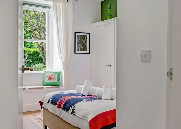 Stylish 2-bed Garden Villa *