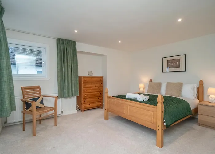 Spacious 5-bed With Garden Parking - Pass The Keys בית נופש אדינבורו