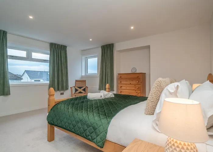 Spacious 5-bed With Garden Parking - Pass The Keys