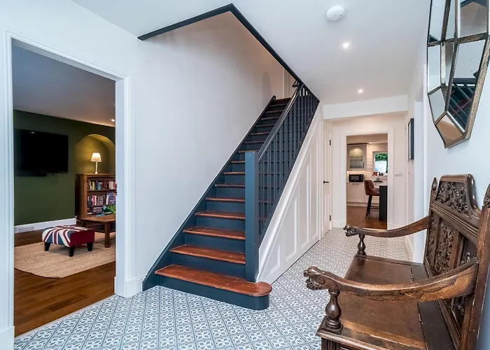 Spacious 5-bed With Garden Parking - Pass The Keys Feriehus