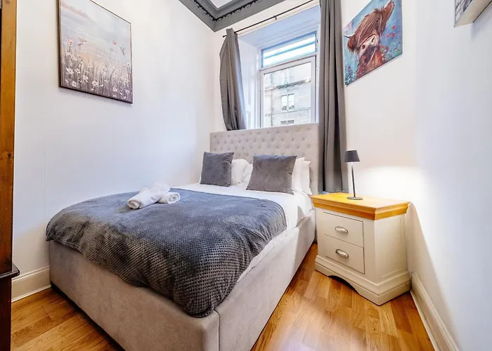 Monty's - 10 Guests 7 Beds Centre