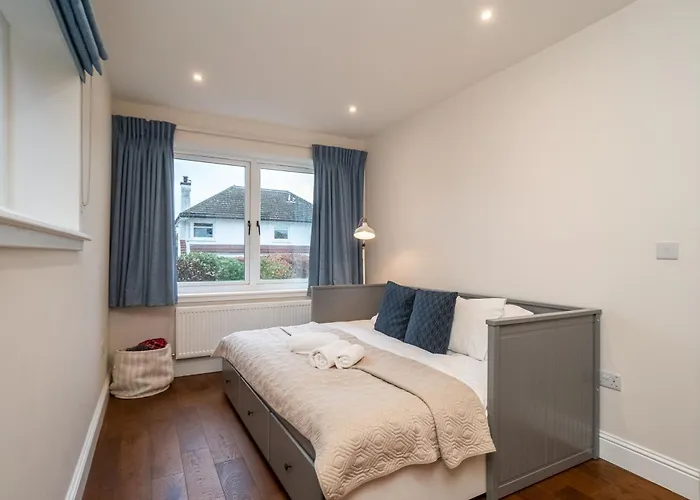 Spacious 5-bed With Garden Parking - Pass The Keys Feriehus