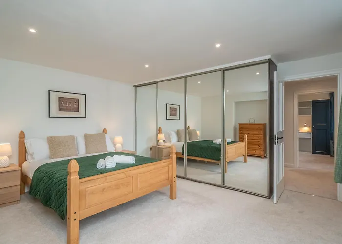 Feriehus Spacious 5-bed With Garden Parking - Pass The Keys