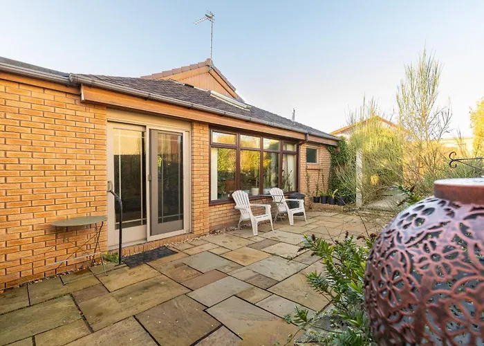 Bright, Spacious House بيت للعطل *