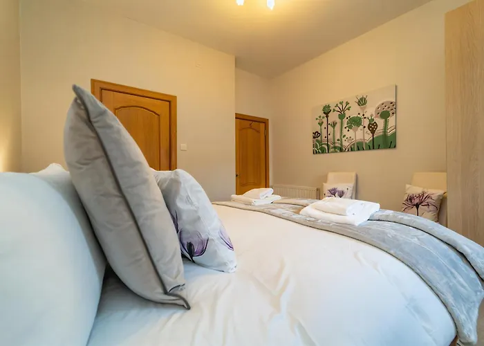 Family Friendly 3br Townhouse With 6 Beds And Parking *