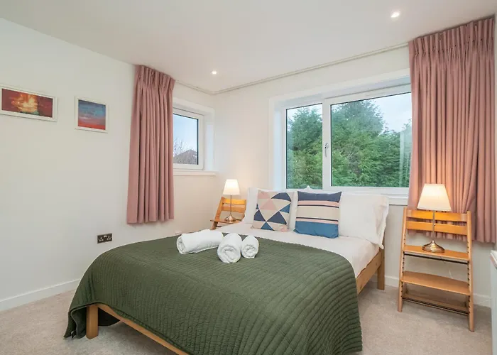 Feriehus Spacious 5-bed With Garden Parking - Pass The Keys