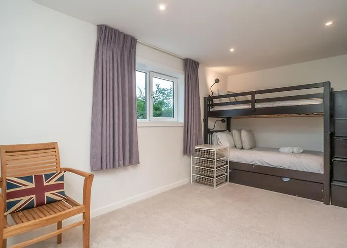 Spacious 5-bed With Garden Parking - Pass The Keys *