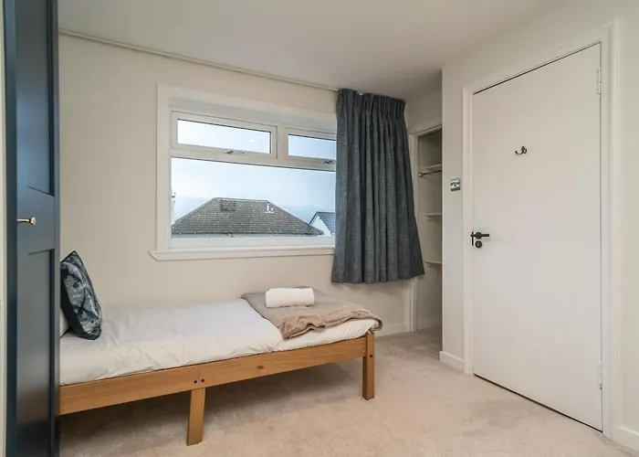 Дом отдыха Spacious 5-bed With Garden Parking - Pass The Keys