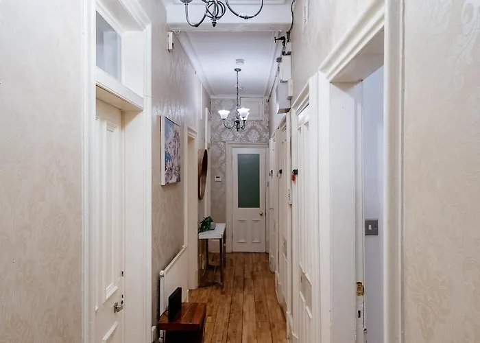 Monty's - 10 Guests 7 Beds Centre