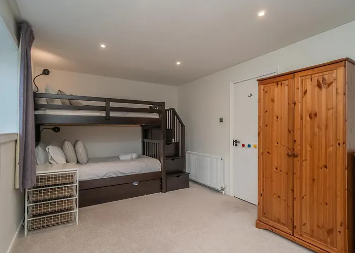 בית נופש Spacious 5-bed With Garden Parking - Pass The Keys