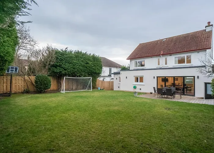 Spacious 5-bed With Garden Parking - Pass The Keys