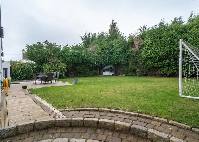 Spacious 5-bed With Garden Parking - Pass The Keys *