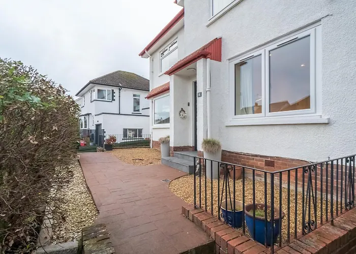 Feriehus Spacious 5-bed With Garden Parking - Pass The Keys