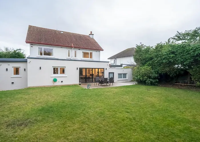 Spacious 5-bed With Garden Parking - Pass The Keys