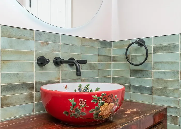 Spacious 5-bed With Garden Parking - Pass The Keys *