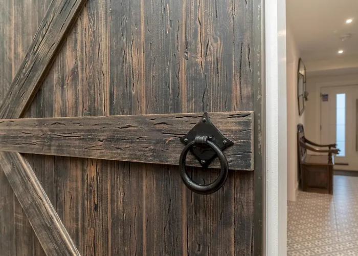 Дом отдыха Spacious 5-bed With Garden Parking - Pass The Keys *