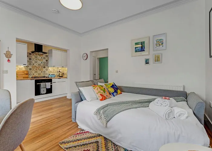 Villa Stylish 2-bed Garden