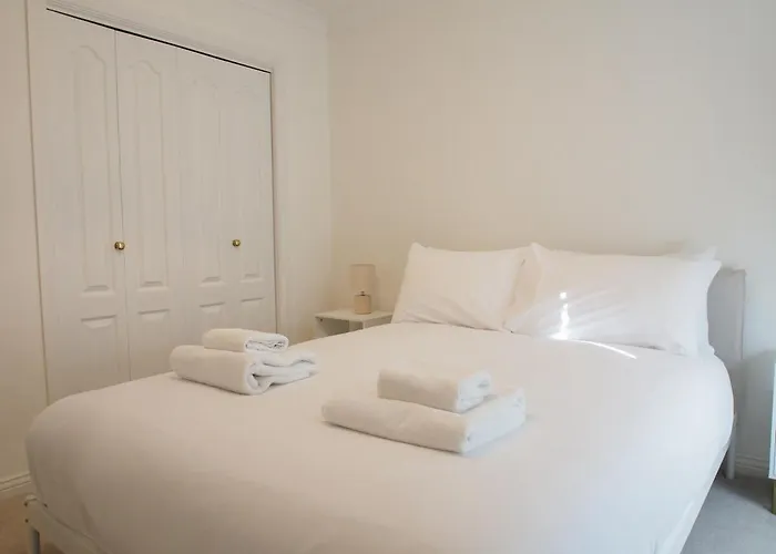 Fettes - Homely 2bd In Quiet Development *