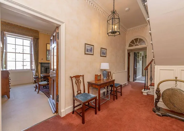 Floor, Central, Spacious, Period With Park Views Appartement Edinburgh