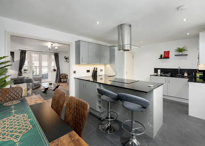 Stylish 2-bed Flat With Balcony Near Haymarket - Pass The Keys Appartement