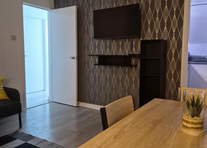 Bright 2 Bedroom Apartment, Close To Uni, Free Parking, Fast Wi-fi Edinburgh