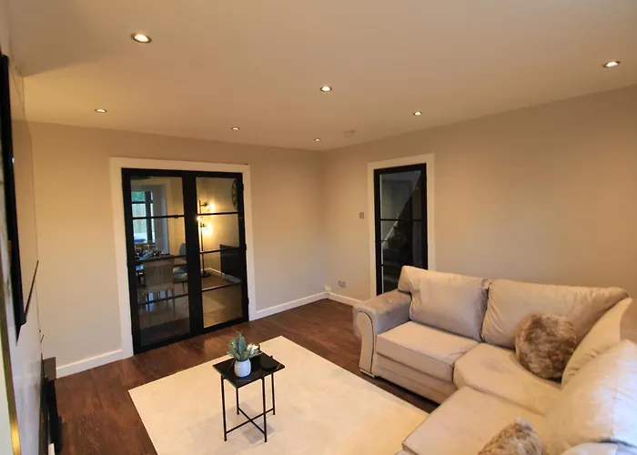 West Luxury 5 Bedroom