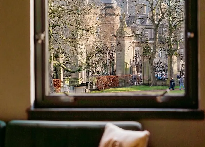 Bottom Of Royal Mile 7 Beds Sleeps 12 3 Bthrooms Lägenhet *