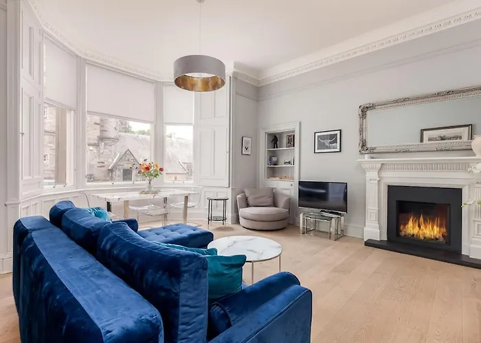 Victorian - Centre - Free Car Space *