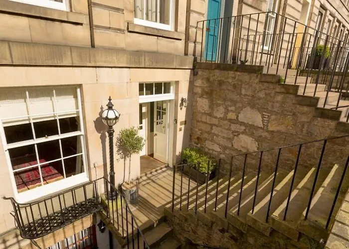 Cozy 1 Bed Garden Flat In The New Town Centre *