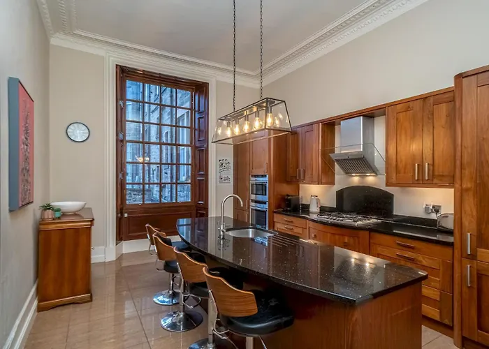 Georgian Elegance With Patio Garden West End - Pass The Keys Apartment *