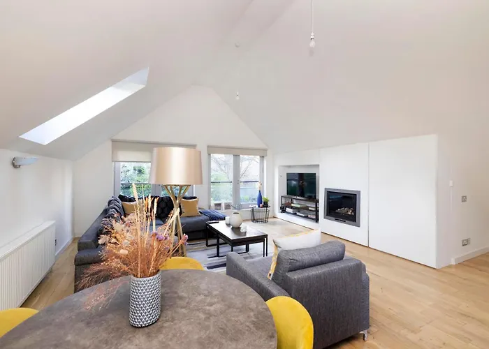 Apartment Chic 3-bedroom 2-storey House Near Centre With Free Parking