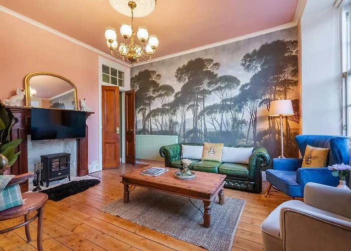 Iconic Royal Mile Apartment Edinburgh