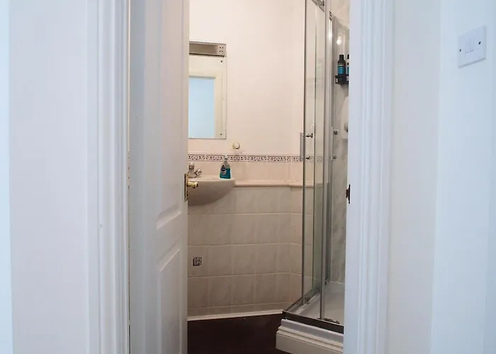 Fettes - Homely 2bd In Quiet Development Daire