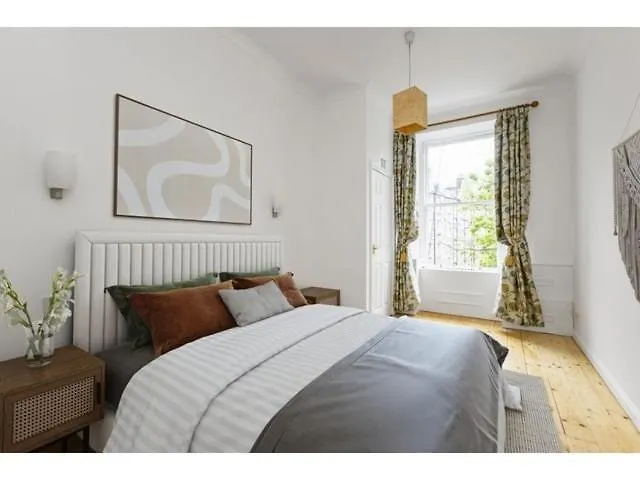Luxurious Victorian 3 Bed Flat In The Heart Of *