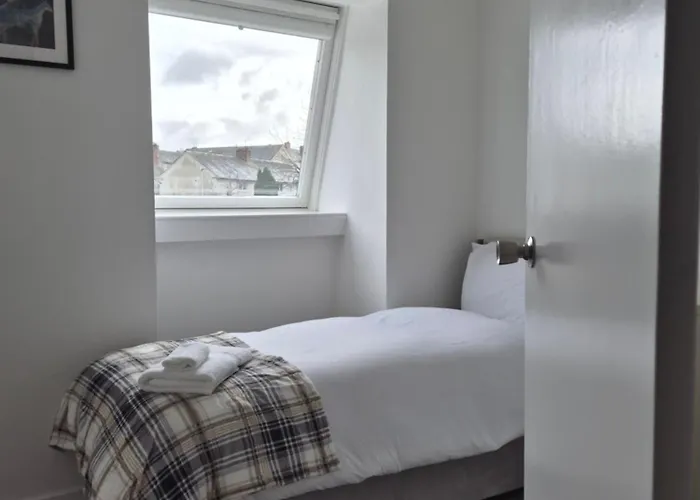 Bright 2 Bedroom Apartment, Close To Uni, Free Parking, Fast Wi-fi * Edinburgh