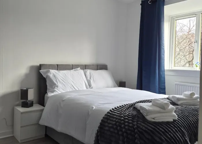 Bright 2 Bedroom Apartment, Close To Uni, Free Parking, Fast Wi-fi Edinburgh