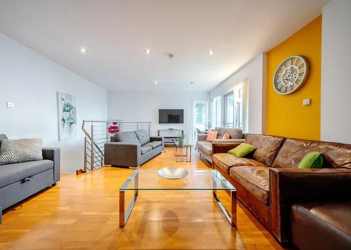 Weston's Penthouse Sleep 11, 8 Beds Free Parking *