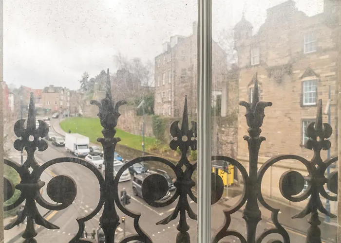 Charming 2-bed Flat Steps From The Royal Mile - Pass The Keys Apartament *