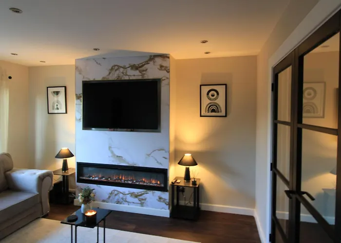 West Luxury 5 Bedroom *