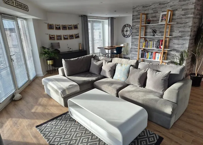 Spacious, Sunny Leith Apartment *