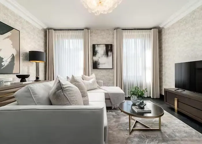 Near Transport - Hot Tub - Fireplace - Sleeps 2 *