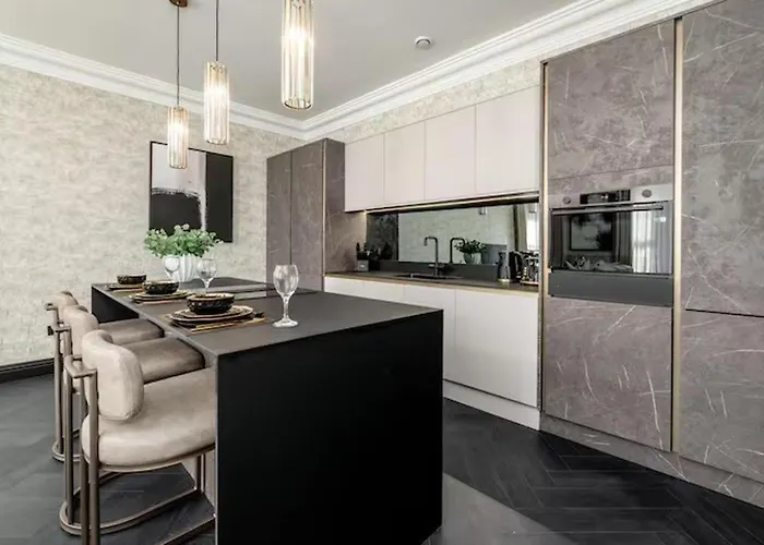 Near Transport - Hot Tub - Fireplace - Sleeps 2 公寓